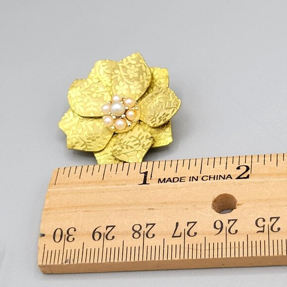 Vintage Textured Yellow Metal Floral Clip On Earrings Imitation Pearl Center - Picture 6 of 6